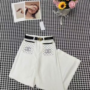 New autumn jeans for women - stylish wide-leg, loose fit, super trendy and casual straight-leg pants this year