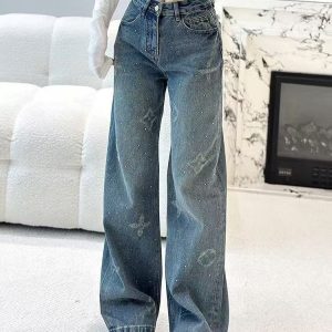 In the autumn of 2025, high-waisted white straight-leg jeans and long pants with letter-embroidered designs are a trendy choice for European brands