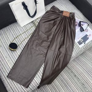 New style wide-leg long pants with pleated design and soft leather texture, decorated with lettered leather tags.