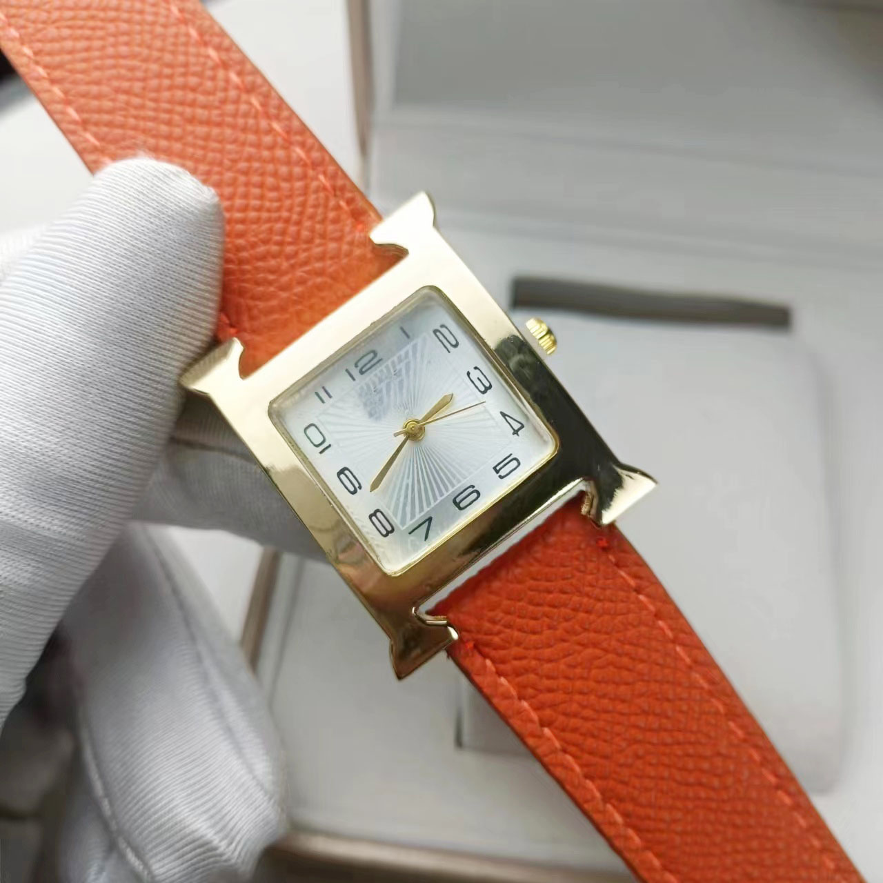 Fashion H-type high-end gift box ladies foreign trade online celebrity diamond-encrusted new leather watches.
