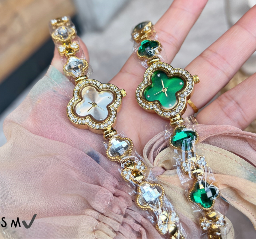 Fashion Versatile Women Four Leaf Clover Bracelet Watch Popular Quartz Diamond Fashion Green Watch Designer Casual Wristwatch #022